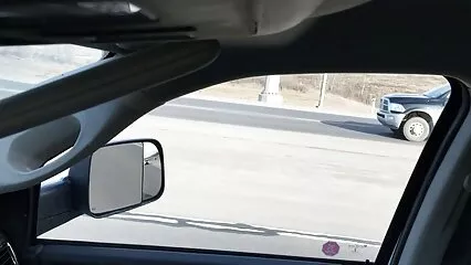 Una rubia se sentó en un coche casero video xxx con un hombre y lo besó en el asiento trasero.