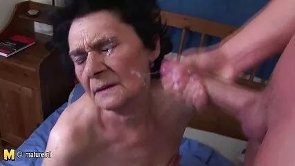 Señora con ver videos caseros gratis xxx el coño muy peludo Digitación clítoris y posando desnuda