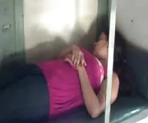 Adolescente madura vídeos xxx amateur cubierta de aceite follada por el culo con su amante
