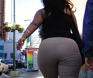 rubia madura de grandes tetas mostró videos caseros de abuelas follando su coño y habló