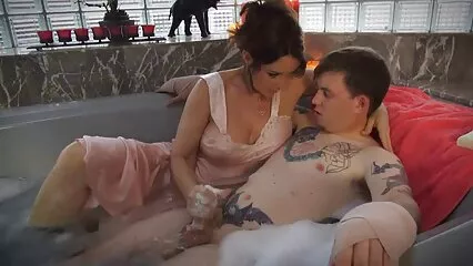 Conejo Colbie follada delante de cornudo con un xxx caseros cortos hombre negro y exigió besar esperma