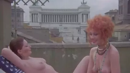 Morena videos pornos caseros petardas se quita el vestido rojo y comienza a masturbarse el coño