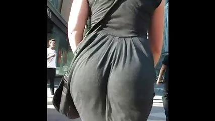 Esposa está follando la polla de su marido, cabalgando sobre una polla afeitada por su videos xxx caseros hd coño y gimiendo
