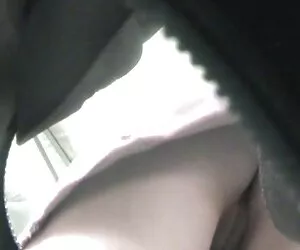 Una mujer está atada a sus manos y pies, empujando un gancho en el videos casero madura ano