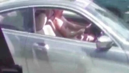 En el baño, la mujer estaba inundada de semen falso que sobresalía de la pared. videos pornos caseros amateus