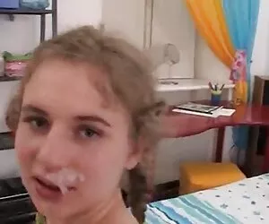 Chica tetona salta desnuda en la el mejor xxx casero piscina y se regocija