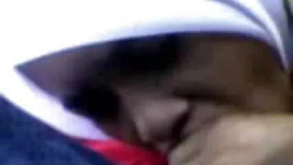 Jessica va a besar y chupar videos pornos reales gratis a dos miembros negros grandes