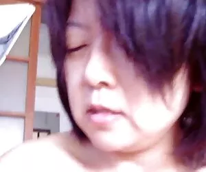 Por el sexo casero en vivo gratis hecho de que la piel es buena mierda, ella recibe un delicioso beso en el coño