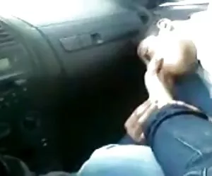 Mujer en pantalones cortos verdes se correrá en la mano ver videos de sexo casero gratis del coño