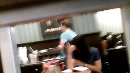 Morena con hermoso culo follando con un hombre después de un beso después de un golpe sexo casero petardas de trabajo
