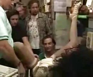 Dos hombres follando a una chica con un beso ver videos pornos caseros gratis en el anal y el coño con sus miembros.