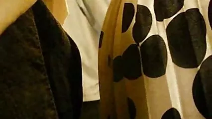 Sirvienta con grandes tetas se quita las pantimedias, para masturbarse xxx adultos caseros