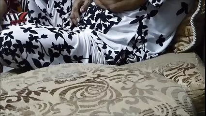 Hermosa rubia toma xxx casero en vivo esperma en sus tetas después de un beso.