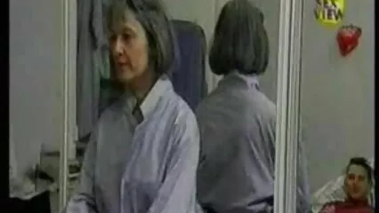 Chica anónima con máscara caga miembros y traga primer anal videos caseros esperma en una multitud