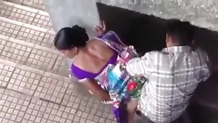 Un hombre blanco calvo video sexso casero vendió a su esposa a un chico por un beso en el coño.