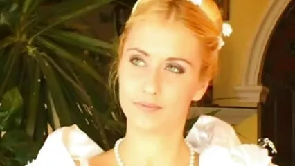 Besa videos caseros de maduras follando a la esposa de tu amigo por dinero y corre en una perra rusa codiciosa