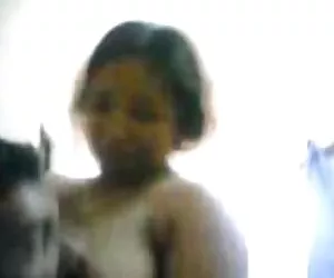 Chica metiéndose los dedos en el coño y apuntando a la cámara mientras se videos sexo casero amateur corre desnuda