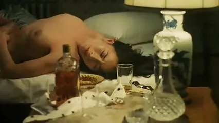 Una hermosa joven sirvienta cuida a un huésped en una habitación de videos caseros de sexo fuerte hotel