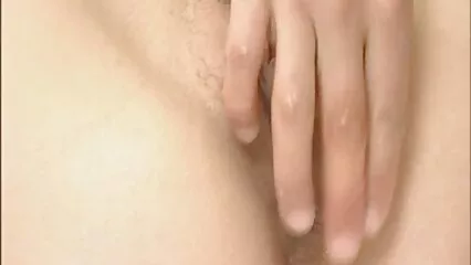 Puta tetona pornos caseras xxx digitación vagina gran consolador rojo