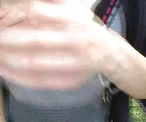 Los juguetes sexuales de doble penetración van a una de las lesbianas. videos pornos caseros para ver