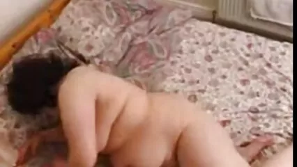 Chicas en el mismo beso brutal se ponen a ver videos caseros de sexo lamer el coño y masturbarse