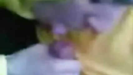 Una videos pornos caseros reales gratis mujer blanca recibe una gran polla de un hombre negro en su boca a través de un agujero.