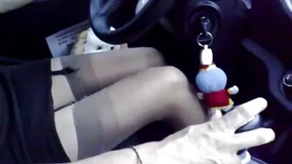 Un prono cacero tipo enculado con una esvástica en la nariz besó a una perra joven y bonita y se metió en la boca