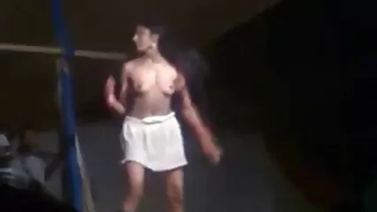 Chico cachondo videos caseros lesbicos con un grupo de amigos en un grupo follando con un beso