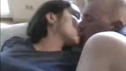 Besó a una chica en el ano con la ayuda de un juguete sexual y gimió por el beso xxx sex casero