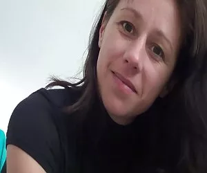 rubia video amater casero con coño sin afeitar y axilas mostró un gran arbusto