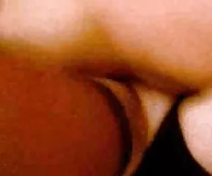 La rubia en el alma se pone videos pornos caseros de lesbianas en una pierna y se besa en el coño