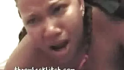 Chica en videos xxx caseros xxx bragas blancas desnuda y mostró el coño cubierto de maleza