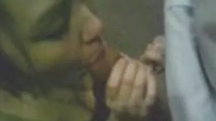 Un jinete con un gran culo en un rancho montó a un caballo caliente xxx video casero