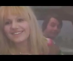 Caroline videos caseros teniendo xexo Cage es una hermosa chica que se besa el culo en un sofá de cuero.