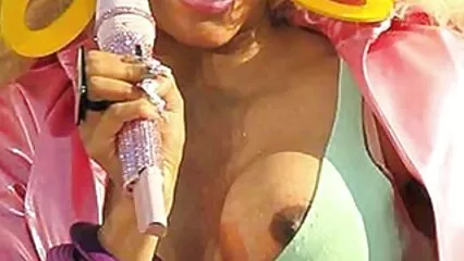 Una dama con un corsé porno casero de lo mejor rojo y botas hasta los muslos montó a un esclavo y se frotó