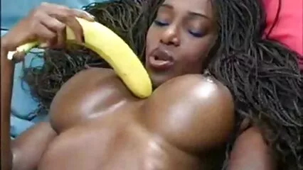 Las chicas ponen un vibrador que funciona videos pornos caseros de mujeres mayores en su coño mojado