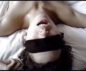 Nena experimenta un quiero ver videos pornos caseros beso a chorros mientras conduce sobre la polla de un hombre