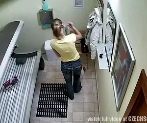 El sexo lésbico genial con bofetadas en mejores videos caseros de sexo el coño tendrá lugar en el baño
