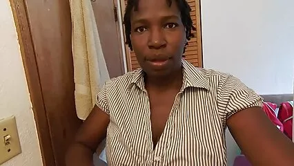 Besó el beso de una gimnasta flexible en el culo y se sentó el mejor casero xxx en un arnés durante la follada