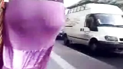 Chica desnuda en amateurs videos caseros el baño muestra su coño peludo y las axilas