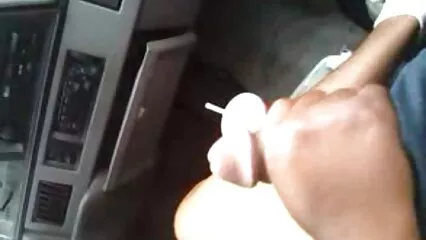 Besó a una chica con una bata blanca de encaje y calcetines, chupó y folló a videos caseros de prono una chica en una silla y la folló
