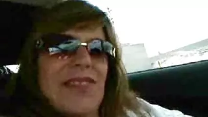 Rubia tetona se besa en el coche ver videos caseros de sexo y en la calle