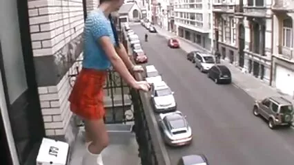 Página de inicio fumar en un sofá de cuero con una chica roja y un hombre videos dsexo casero