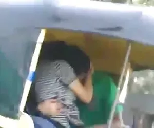 Rubia se folla a la belleza en medias blancas y eyacula sobre la Rubia, y video casero petardas la morena se dedica a un hermoso beso en sábanas blancas