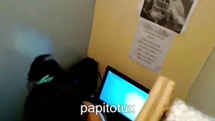 Chica ver sexo casero gratis en el suelo todo cubierto con dedos rellenos falsos y se corre