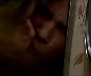 una hermosa chica rusa se siente atraída por un joven porno casero maduras