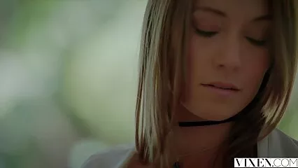 Cherry Kiss se excita tocando su coño y se corre. videos pornos caseros de lesbianas