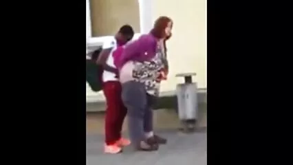 Una puta blanca xxx reales gratis vino a un casting porno con un hombre negro y lo besó allí.
