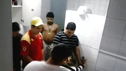 Linda rubia video xexo casero recibe un masaje de pies y un beso de una manera provocativa