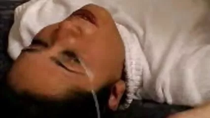 Katja pintando en calcetines blancos Tocando a su nena afeitada en la tumbona xxx pornocaseros